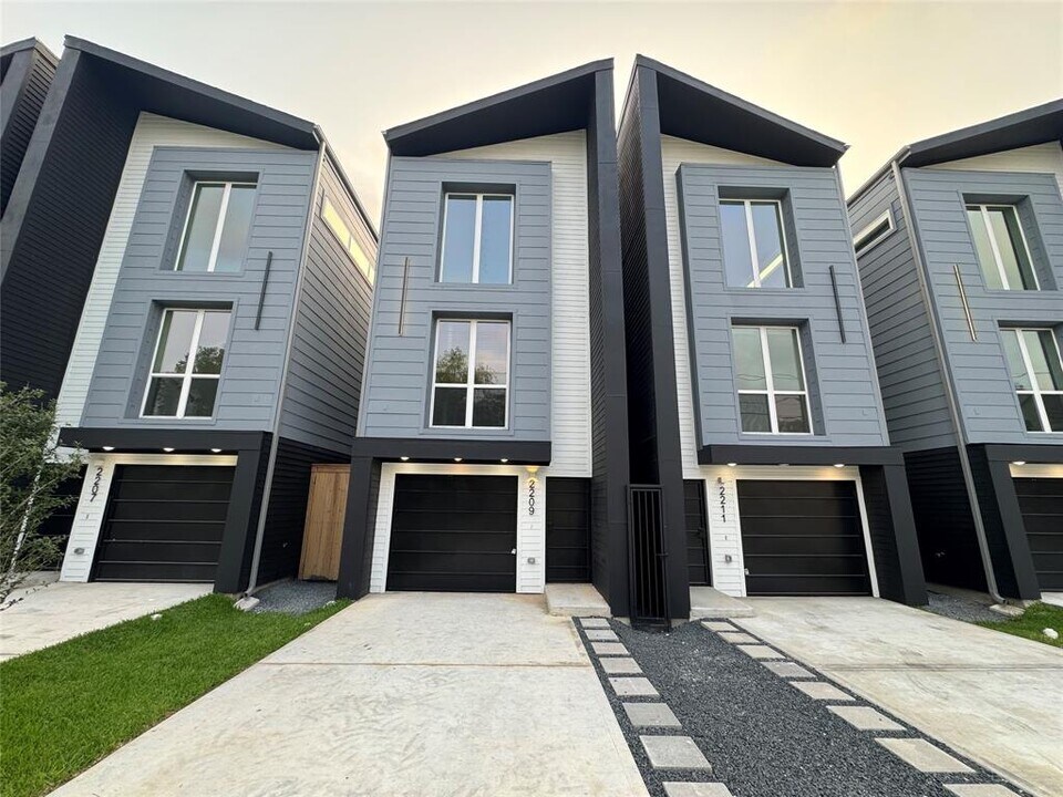 2209 Staples St in Houston, TX - Building Photo