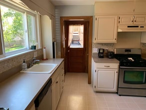 1092 Main St in Waltham, MA - Foto de edificio - Building Photo