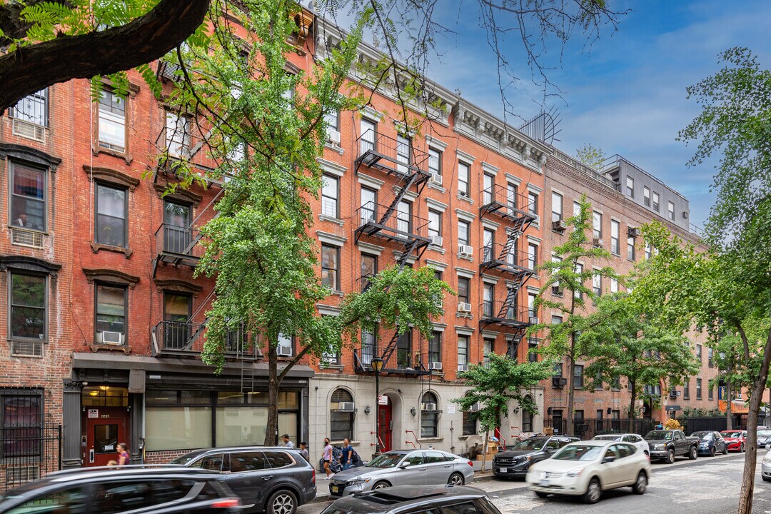 448 W 46th St in New York, NY - Foto de edificio