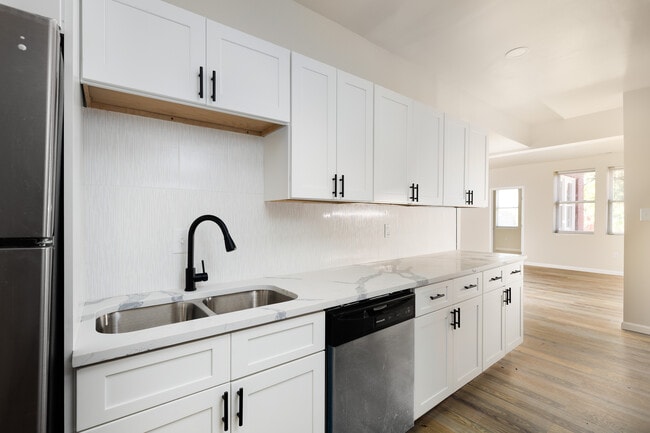 5909 Cates Ave in St. Louis, MO - Building Photo - Interior Photo