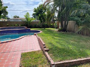 550 NE 174th St in North Miami Beach, FL - Building Photo - Building Photo