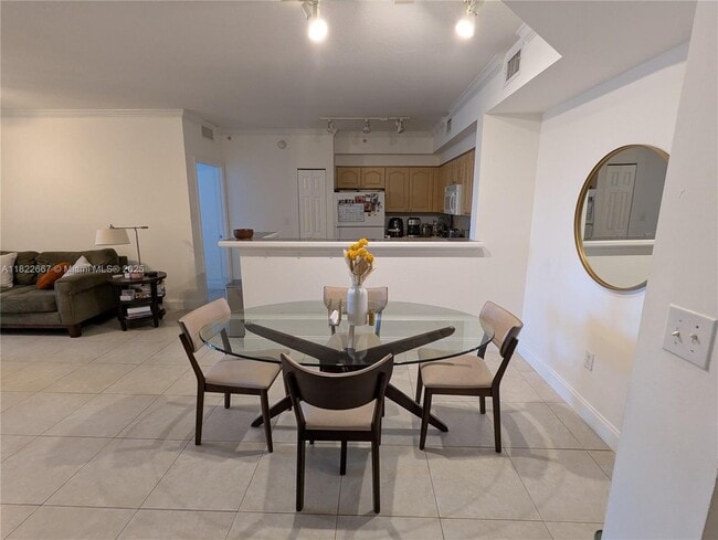 6801 SW 44th St in Miami, FL - Building Photo - Building Photo