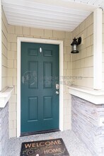 2062 Newport Way NW in Issaquah, WA - Building Photo - Building Photo