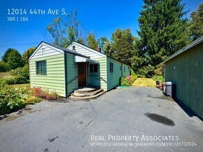 12014 44th Ave S in Tukwila, WA - Foto de edificio - Building Photo