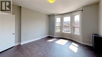 477 King St E in Hamilton, ON - Building Photo