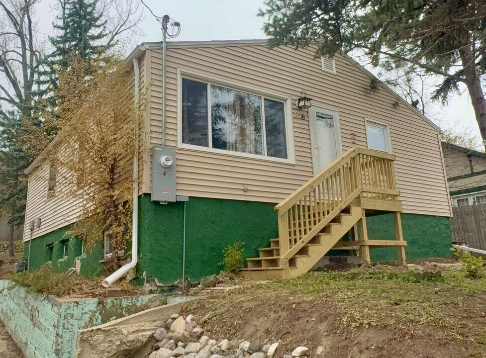 816 Soo St SE in Minot, ND - Building Photo
