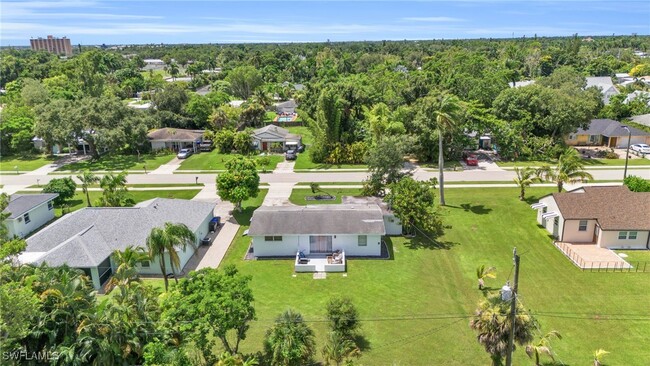 1661 Coronado Rd in Ft. Myers, FL - Foto de edificio - Building Photo