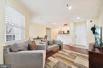 1524 Lincoln Way in McLean, VA - Foto de edificio - Building Photo
