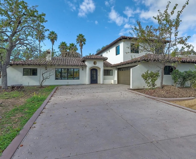 1046 Sidonia St