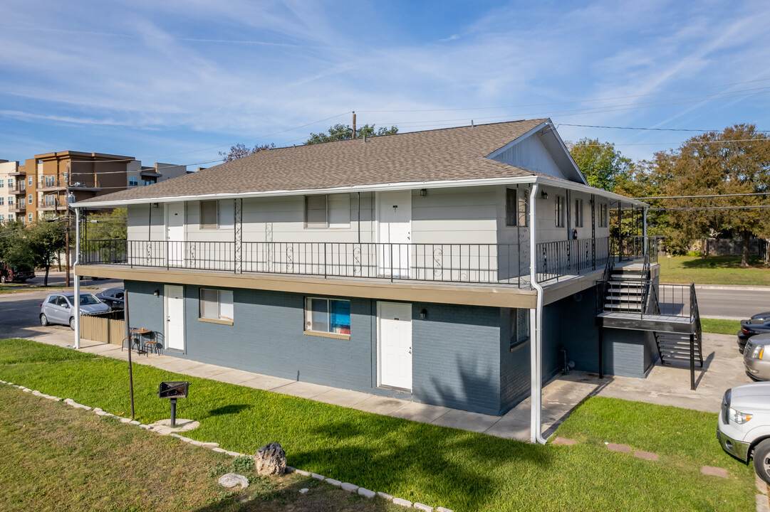 Palm Square Apartments in San Marcos, TX - Building Photo