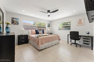 2250 Poinciana St in Naples, FL - Foto de edificio - Building Photo