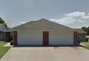 2004 S Old Wire Rd in Rogers, AR - Building Photo