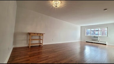 2431 43rd St, Unit 2 in Astoria, NY - Foto de edificio - Building Photo