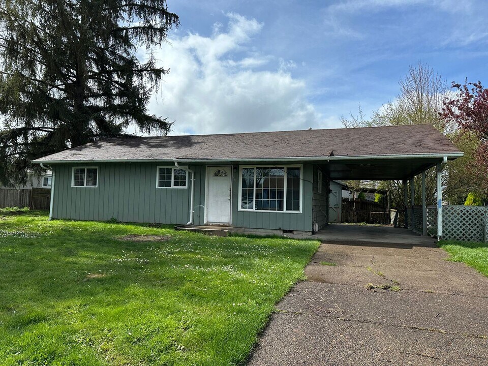 1300 SE Thurston St in Albany, OR - Building Photo