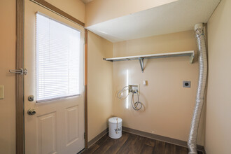 Cross Creek Apartments and Townhomes in Wichita, KS - Building Photo - Interior Photo