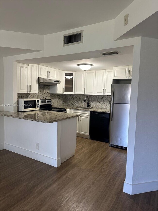 8290 Lake Dr, Unit 247 in Doral, FL - Foto de edificio - Building Photo