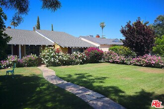 12455 Cumpston St in Los Angeles, CA - Building Photo - Building Photo