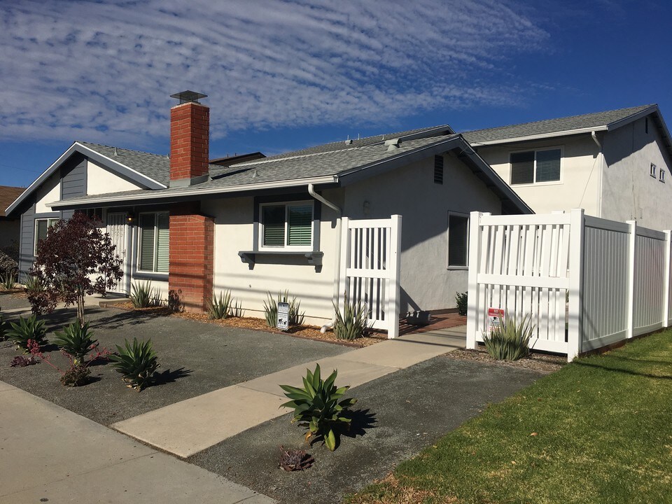 22913 Vanowen St in West Hills, CA - Foto de edificio