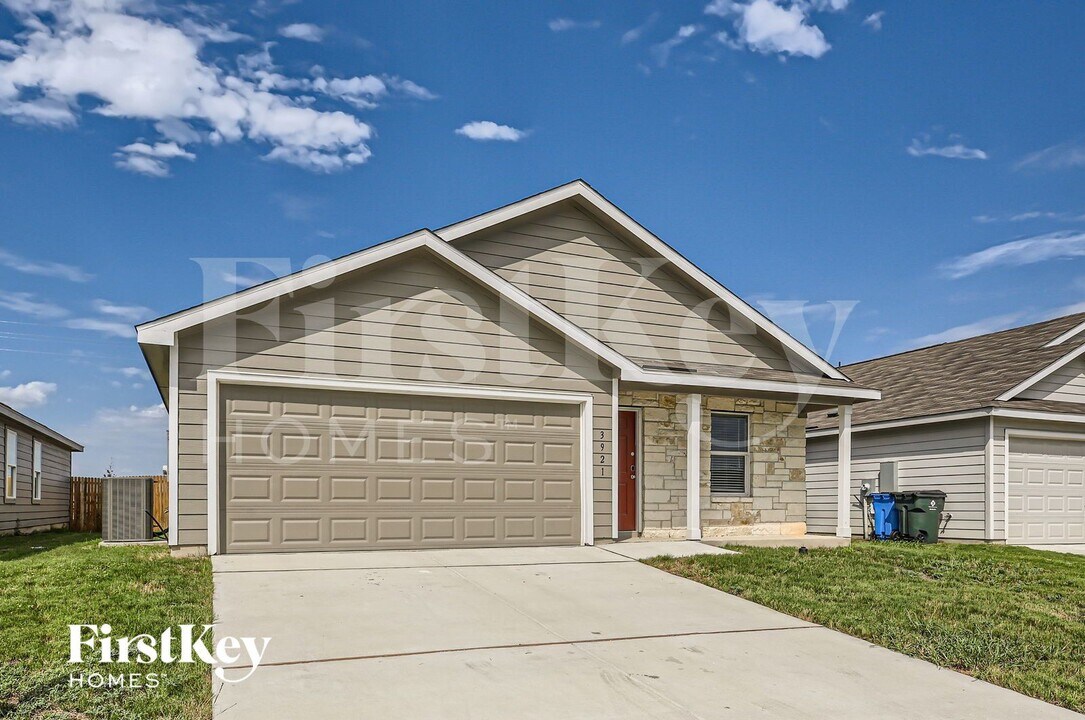 3921 Far Horizon in Seguin, TX - Building Photo