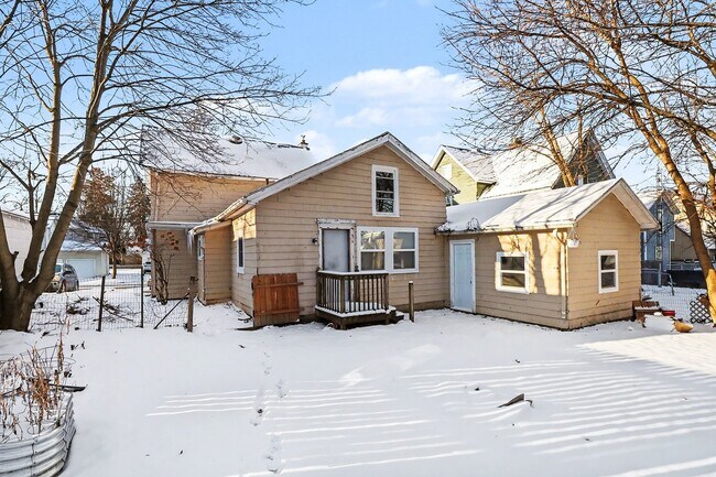 417 E Maple Ave in Adrian, MI - Building Photo - Building Photo