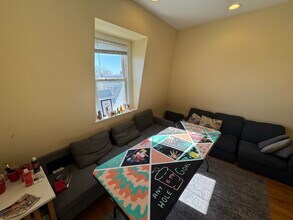 208 Holland St, Unit 2 in Somerville, MA - Foto de edificio - Building Photo