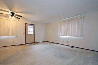 1574 Helmo Ave N in Oakdale, MN - Building Photo - Building Photo