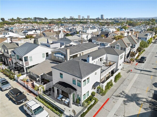 300 Coral Ave in Newport Beach, CA - Foto de edificio - Building Photo