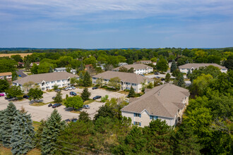 River Park Place Apartments in Mukwonago, WI - Foto de edificio - Building Photo