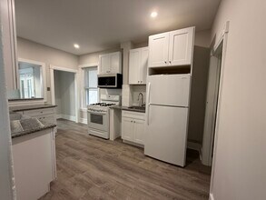 5211 Ridge Ave, Unit 2 in Philadelphia, PA - Building Photo - Building Photo