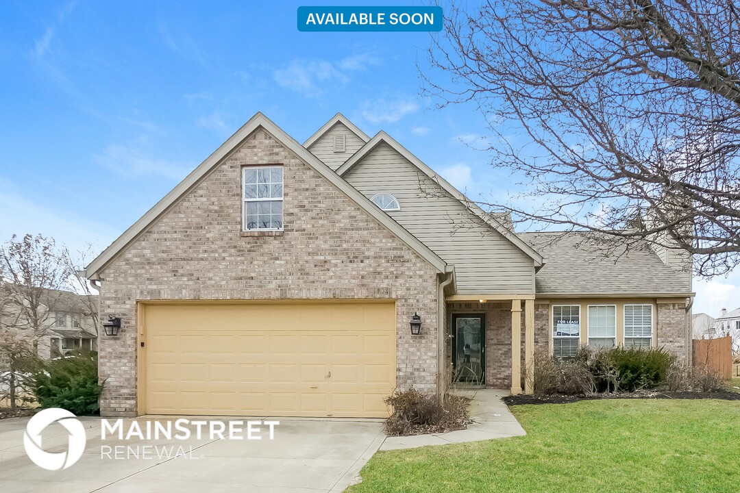 946 Thornwood Dr in Greenwood, IN - Building Photo