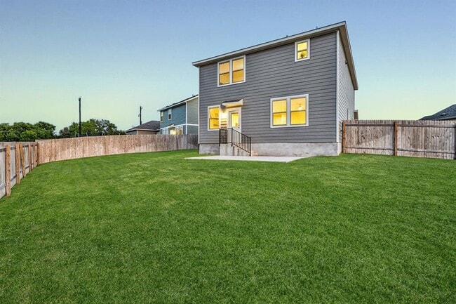 7002 Nijinsky Dr in Buda, TX - Foto de edificio - Building Photo