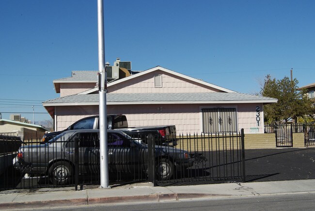 2301 Crawford St in North Las Vegas, NV - Building Photo - Building Photo