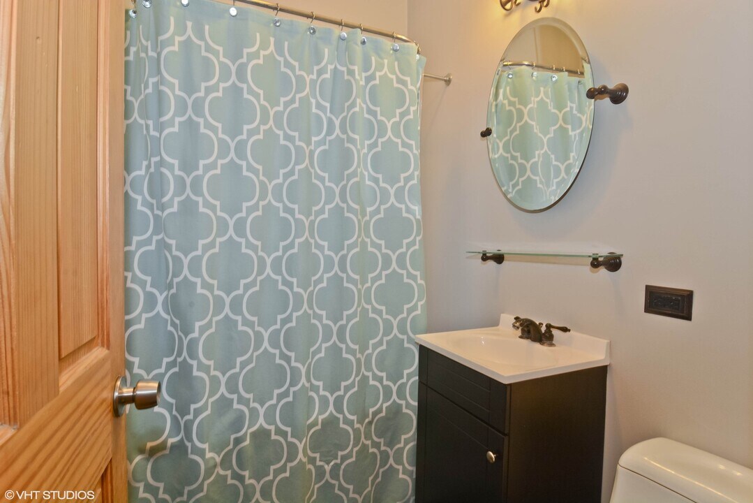 3747 W Diversey Ave-Unit -3 in Chicago, IL - Building Photo