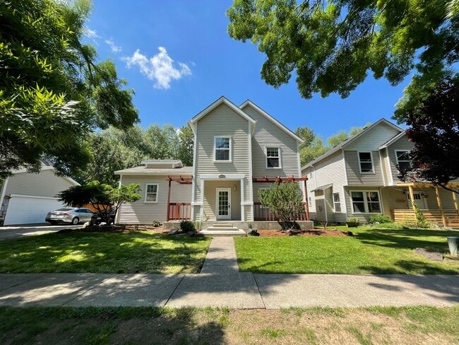 3933 SE Roethe Rd in Milwaukie, OR - Building Photo - Building Photo