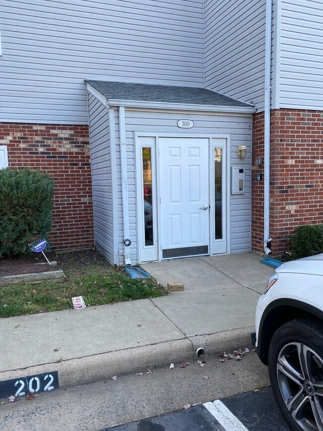 300 Grosvenor Ln, Unit 201 in Stafford, VA - Foto de edificio - Building Photo