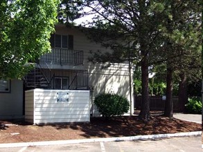 Country Pines Apartments in Portland, OR - Building Photo - Building Photo