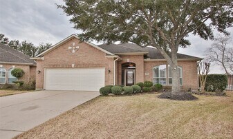 1525 Briar Bend Dr in Friendswood, TX - Building Photo