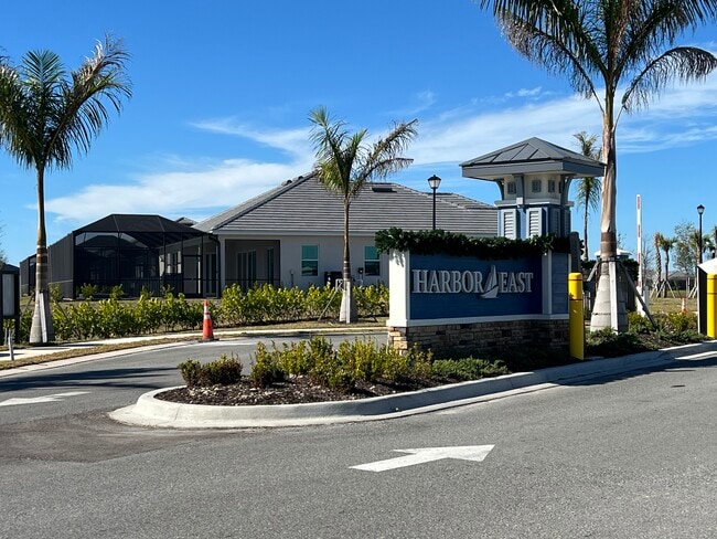 8006 Lakes Edge Ln in Port Charlotte, FL - Foto de edificio - Building Photo