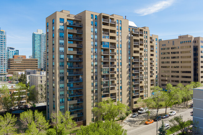 Dorchester Square in Calgary, AB - Building Photo - Building Photo