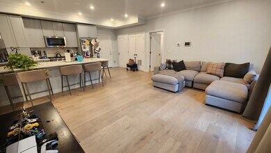 32 Cummins Hwy in Boston, MA - Building Photo - Building Photo