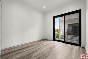 1290 S Sherbourne Dr in Los Angeles, CA - Building Photo