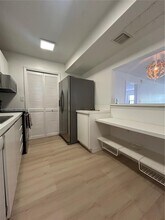 240 Lakeview Dr in Weston, FL - Building Photo - Building Photo