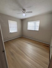 149 New York Ave, Unit A in Dunedin, FL - Foto de edificio - Building Photo