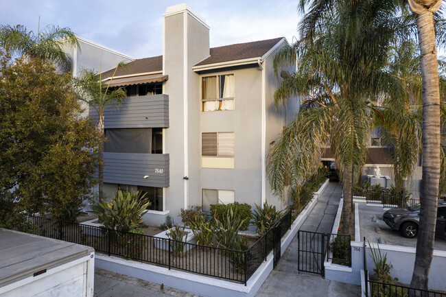 Kepwick South Apartments in Canoga Park, CA - Foto de edificio - Building Photo