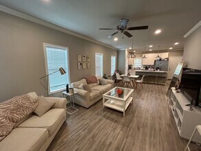 614 Peyton St in College Station, TX - Building Photo - Building Photo