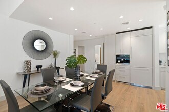 130 S Sepulveda Blvd in Los Angeles, CA - Foto de edificio - Building Photo