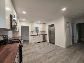 200 Deforest Rd in Dix Hills, NY - Building Photo - Building Photo