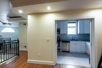 653 8th St NE, Unit 1 in Washington, DC - Foto de edificio - Building Photo