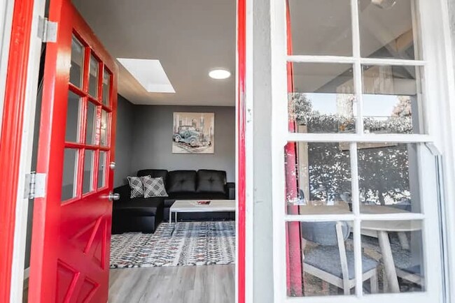 5147 Riverton Ave in Los Angeles, CA - Foto de edificio - Building Photo