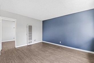 539 E 11th St, Unit 07 in Long Beach, CA - Building Photo - Building Photo